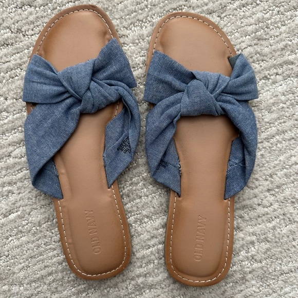 💙 Old Navy Denim Blue Bow Slide Sandals Sz 6 – Casual Summer Travel Vibes ☀️ - Picture 2 of 4
